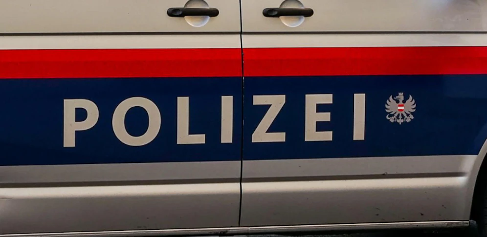 Beamte der Polizei wurden am Samstagabend attackiert. 