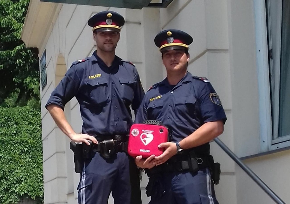 Im Bild: Revierinspektor Thomas N. und Inspektor Christoph B. mit dem Defibrillator.