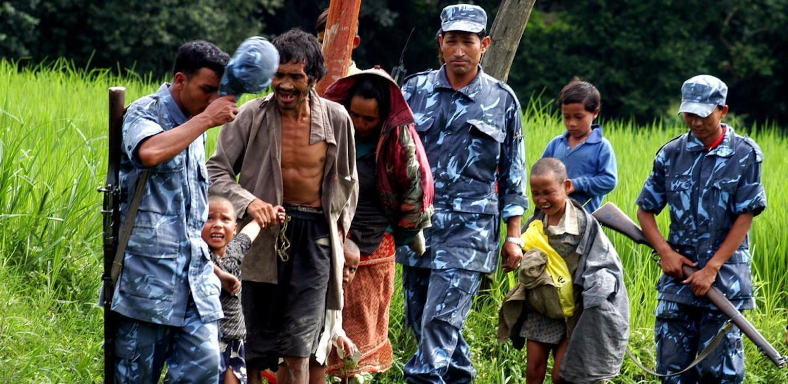 (Symbolbild) 2005: In Nepal wird eine Frau verhaftet, die ihre drei Kinder zwischen vier und zehn Jahren ein Jahr lang angekettet und sexuell missbraucht haben soll.