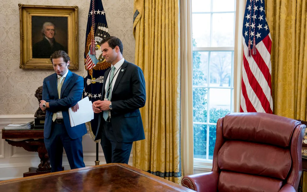 Aus und vorbei: John McEntee (re.), die rechte Hand des US-Präsidenten, darf das Oval Office nicht mehr betreten. 