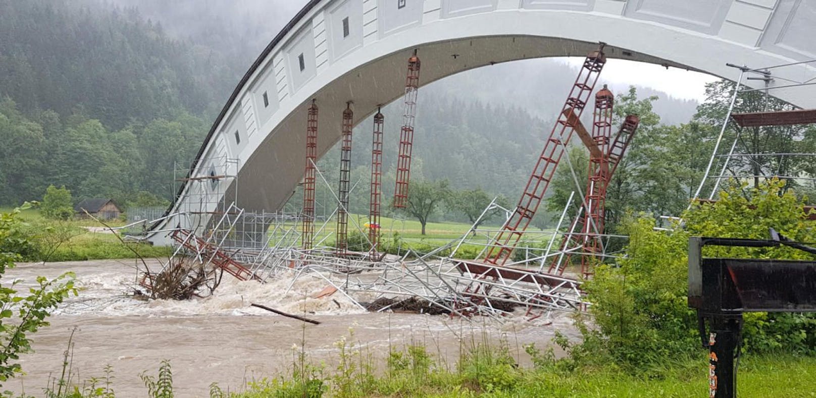 Hochwasser: Düker-Gerüst von Flut mitgerissen