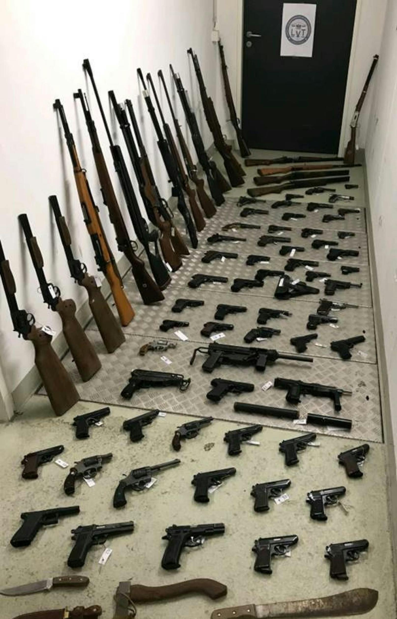 Zahlreiche Waffen wurden von der Polizei sichergestellt.