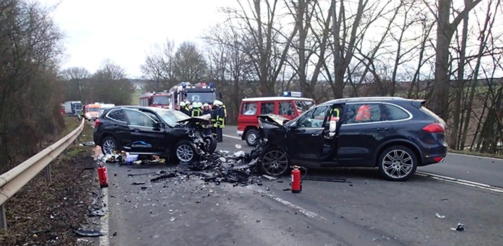 Die beiden Fahrzeuge wurden bei dem Unfall schwer beschädigt