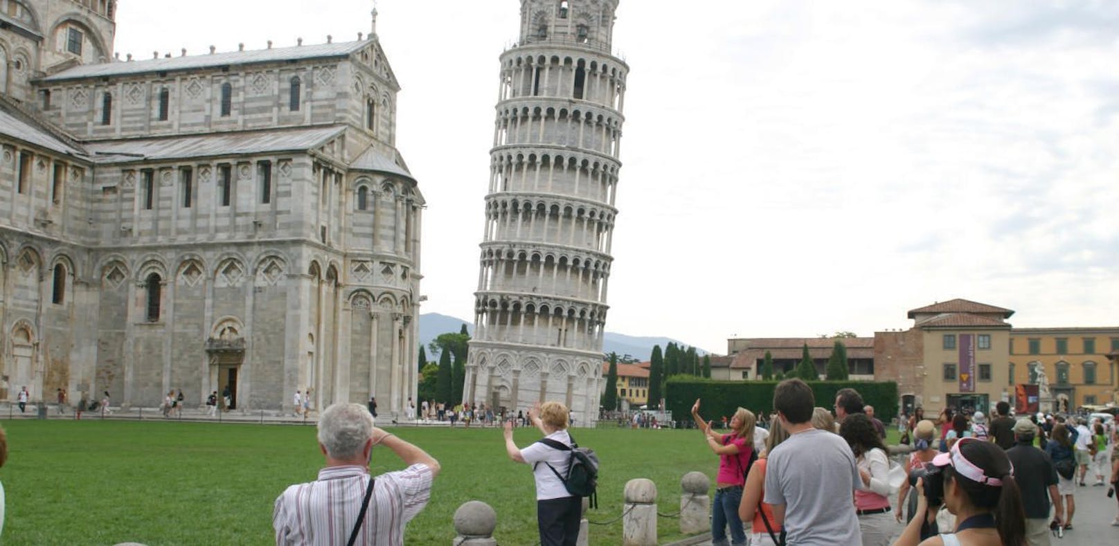 Touristen vor dem Schiefen Turm von Pisa