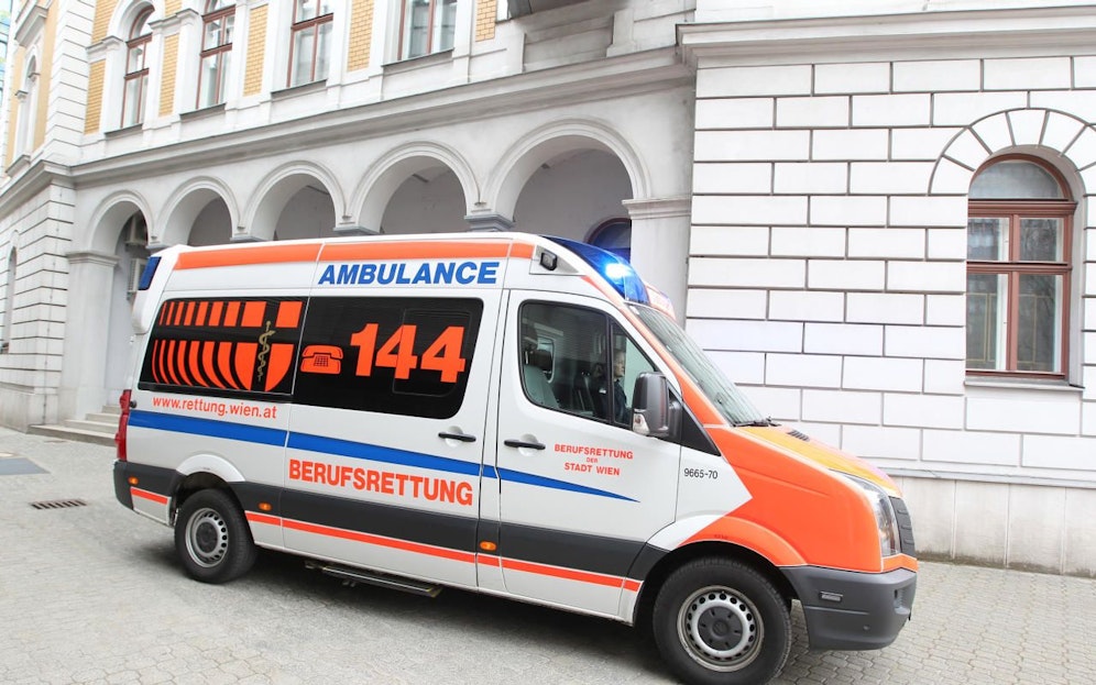 Die Rettung rückte an, versorgte den Schwerverletzten notfallmedizinisch (Symbolfoto).