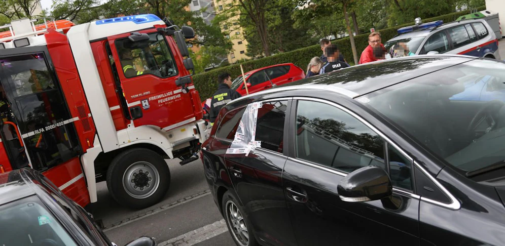 Kleinkind sperrte sich in Wels ins Auto
