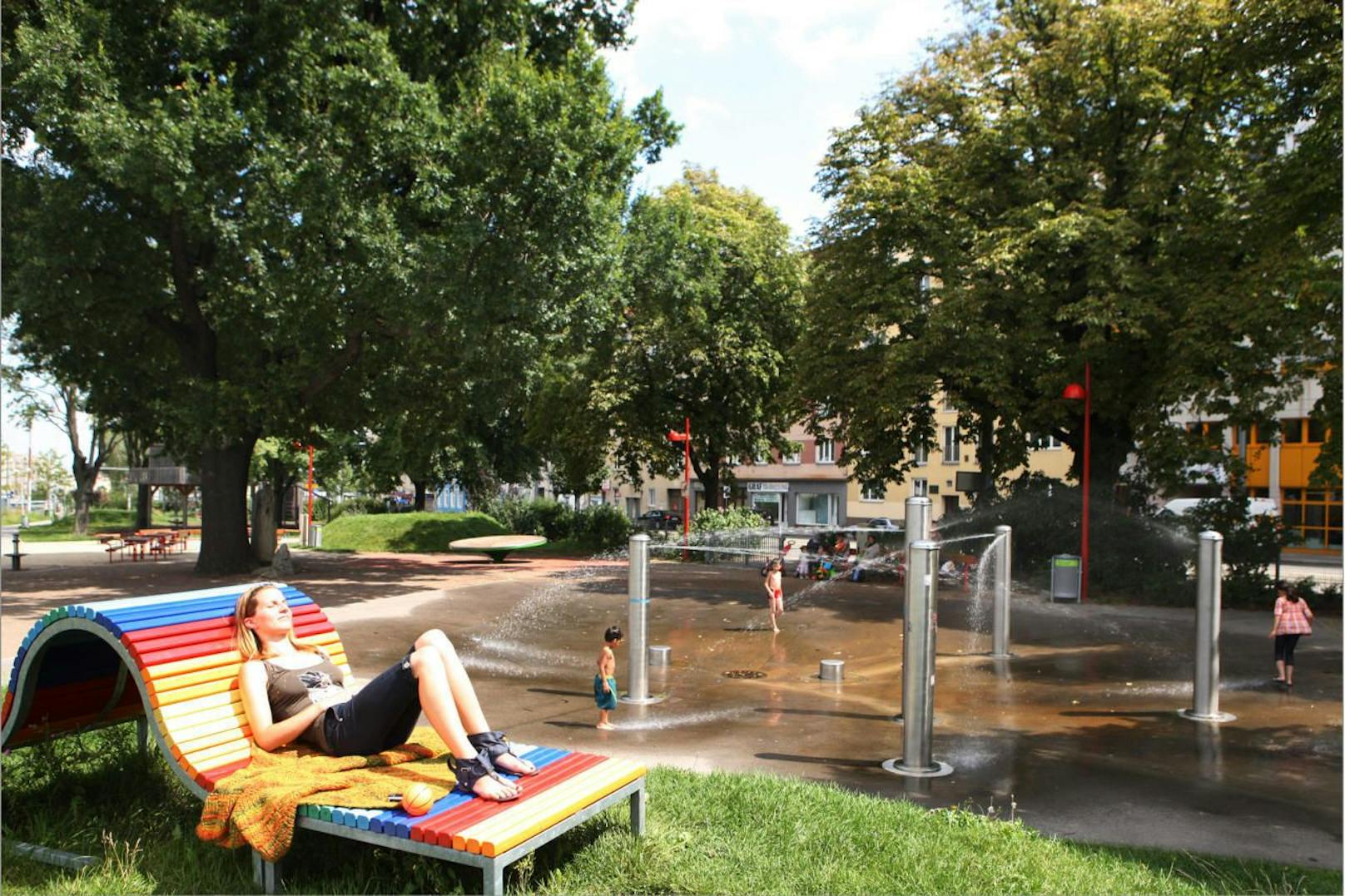 Mit neuen Bäumen, Fassadenbegrünungen oder Wasserspielen, wie hier im Theodor Körner-Park in Meidling, wollen die Bezirke gegen Hitzeinseln vorgehen. Die Stadt übernimmt 80 Prozent der Kosten.