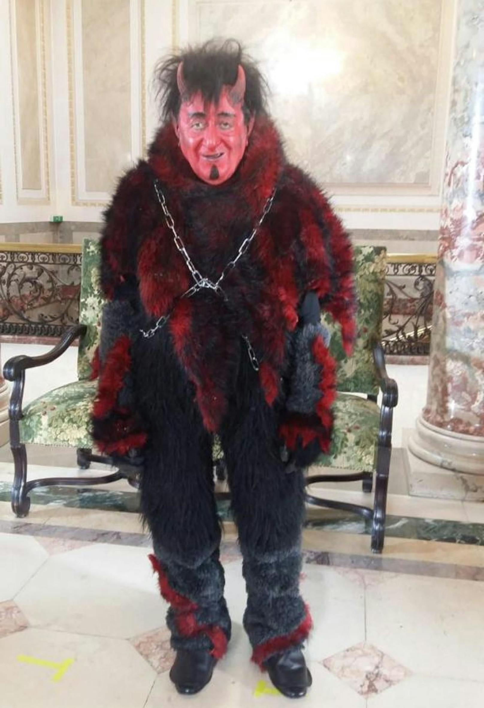 Richard Lugner verkleidet sich als Teufel.