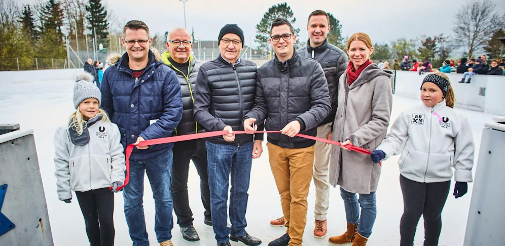 Eröffnung des Melker Eislaufplatzes: Pauline Ullmann, Stadtrat Jurgen Eder, Gemeinderat Gerhard Schuberth, Landtagsabgeordneter Karl Moser, Burgermeister Patrick Strobl, die Gemeinderäte Thomas Gruber und Bettina Schneck sowie Amelie Ullmann.