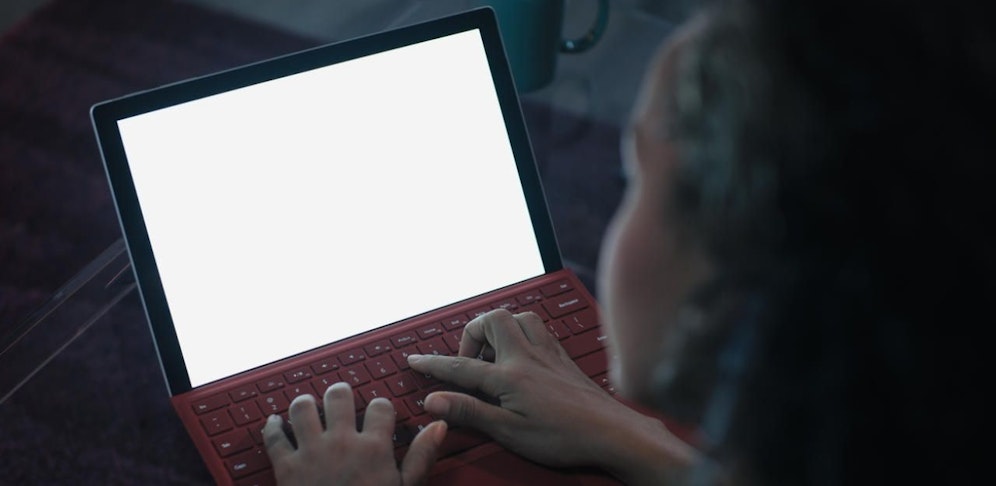 Symbolfoto: Ein Mädchen wurde per Chat in einem sozialen Medium erpresst.