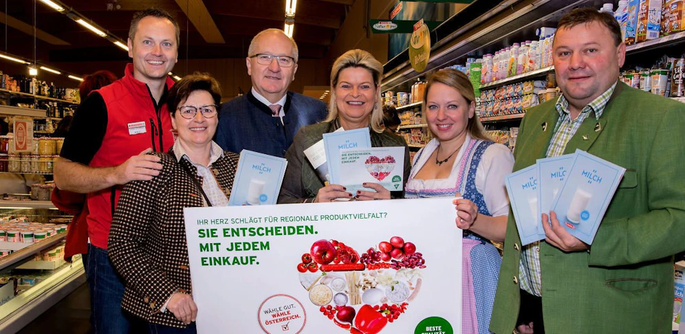 Filialleiter Hannes Unterberger, Landesbäuerin-Stv. Elisabeth Schwameis, LAbg. Karl Moser, NÖ Bauernbunddirektorin Klaudia Tanner, Gebietsbäuerin Silke Dammer und Bezirksbauernbundobmann Leopold Gruber-Doberer beim "Österreich isst frei"-Aktionstag in Pöchlarn.
