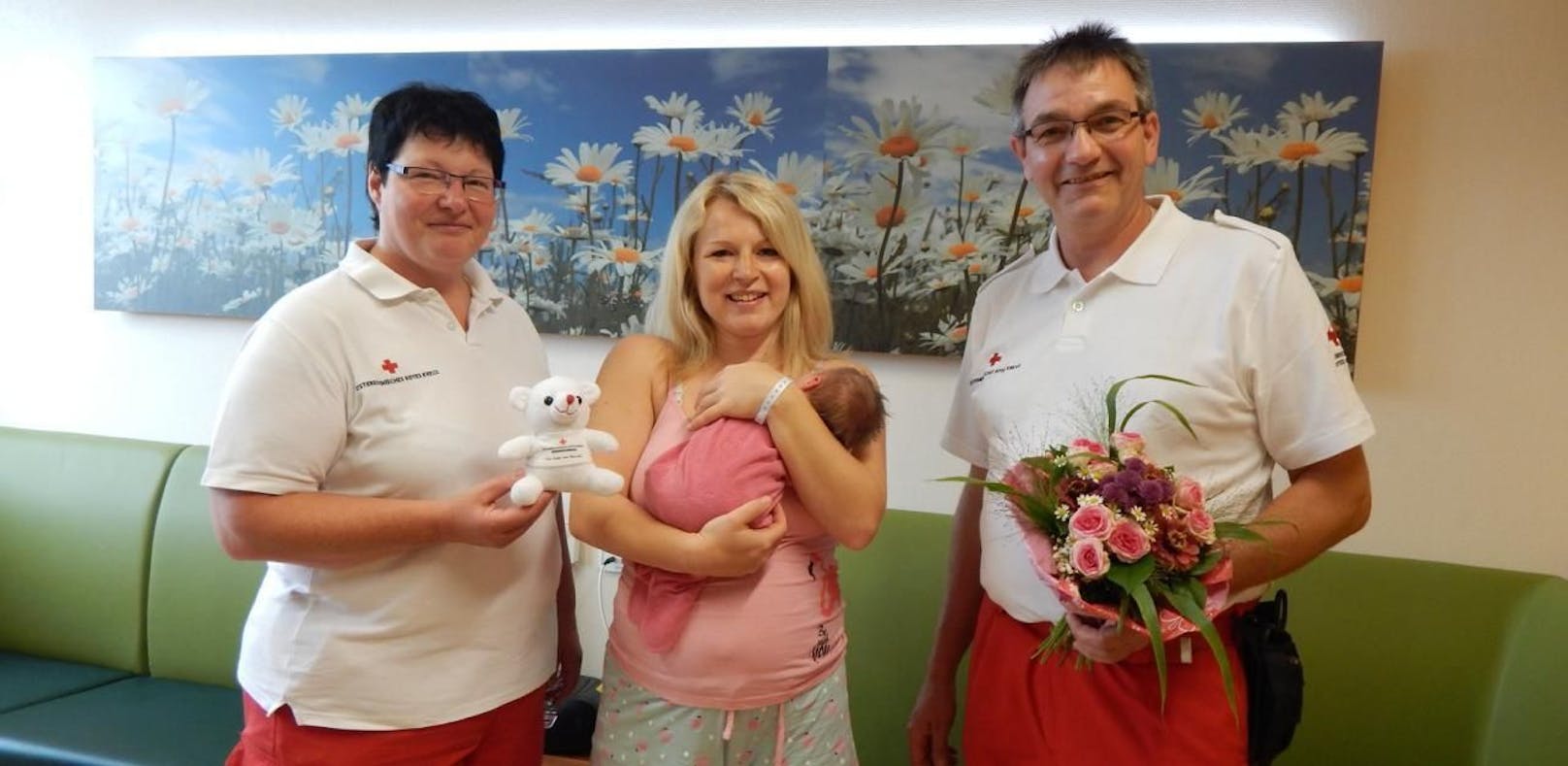 Alles gut gegangen: Martina und Helmut Heindl gratulierten Mama Bettina zur kleinen Lara.
