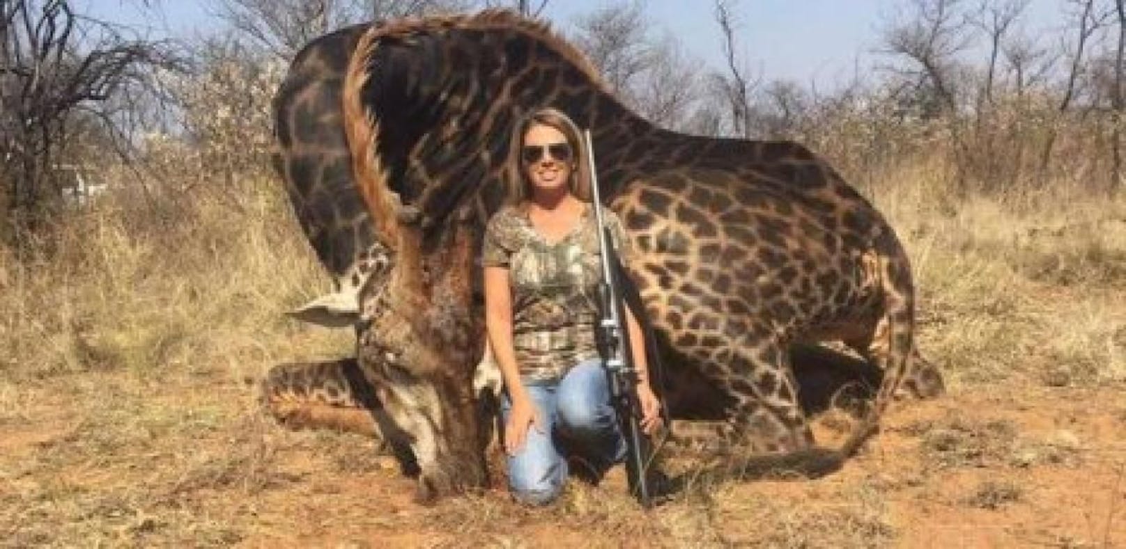Die Jägerin Tess Thompson hat in Afrika eine schwarze Giraffe erlegt.