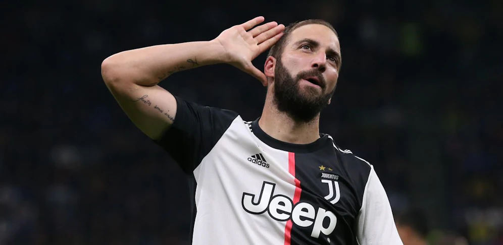 Higuain spielte letzte Saison noch für den AC Milan - jetzt entschied der Argentinier den Hit zwischen Inter und Juve mit seinem Siegtor in der 80. Minute zu Gunsten der Turiner. 