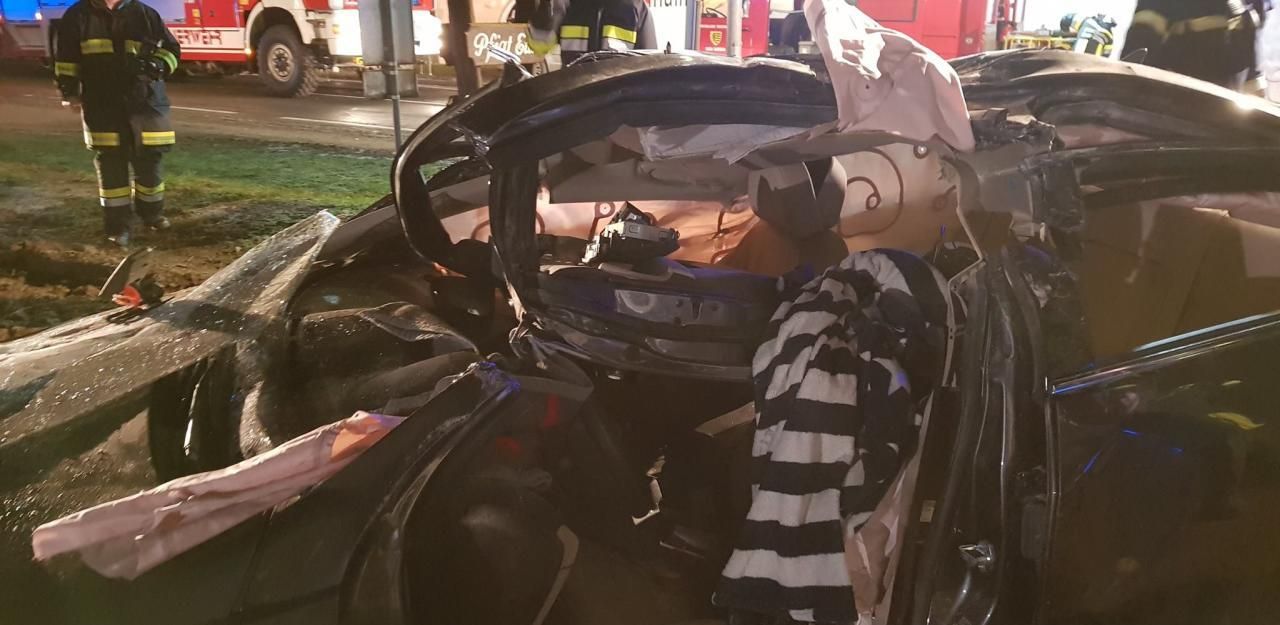 Heute.at - Pkw-Lenkerin krachte mit Auto gegen Scheune