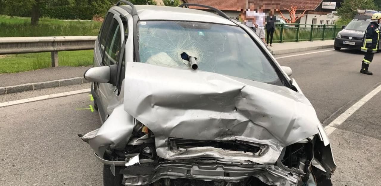 Heute.at - Frontalcrash: Schirm bohrte sich durch Scheibe