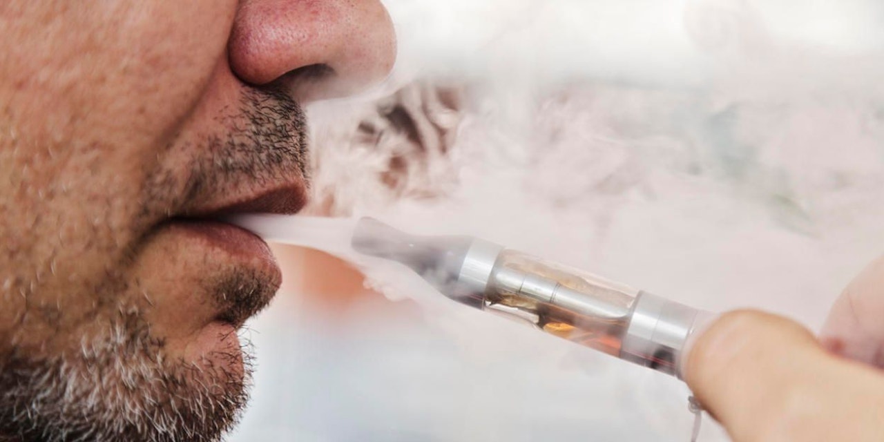 Studie: E-Zigaretten machen genauso süchtig wie Tschick - Gesundheit ...