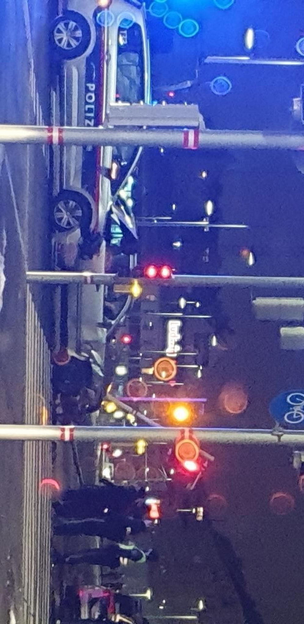 Beide Fahrzeuge wurden beim Zusammenprall schwer beschädigt. Auch eine Ampel wurde in Mitleidenschaft gezogen.