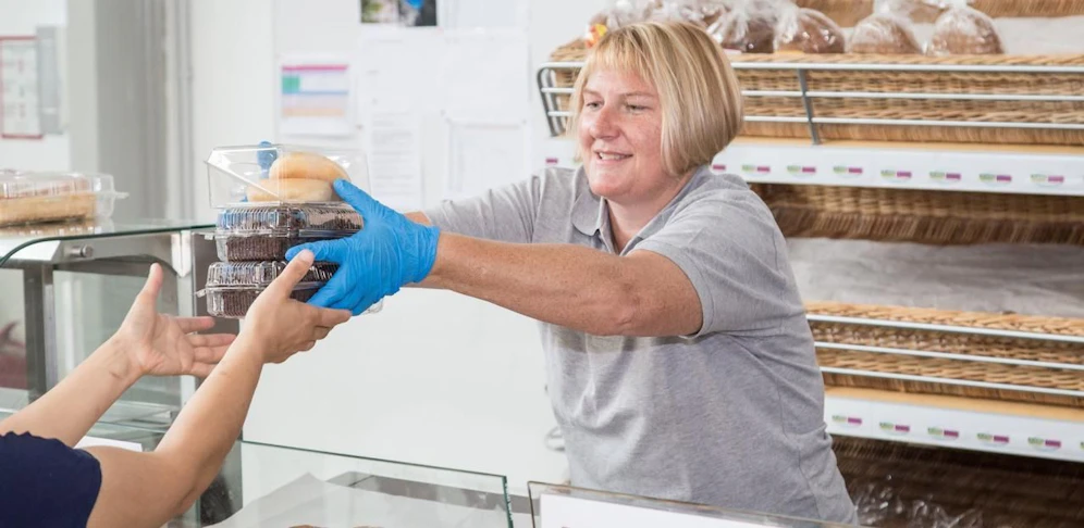 Helga Krimser verteilte Brot und Kuchen an bedürftige Menschen.