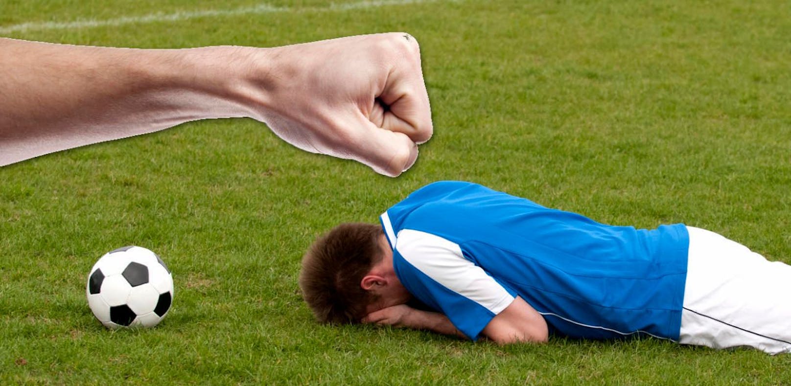 Symbolfoto eines Schlags bzw. eines Fußballers am Boden. 