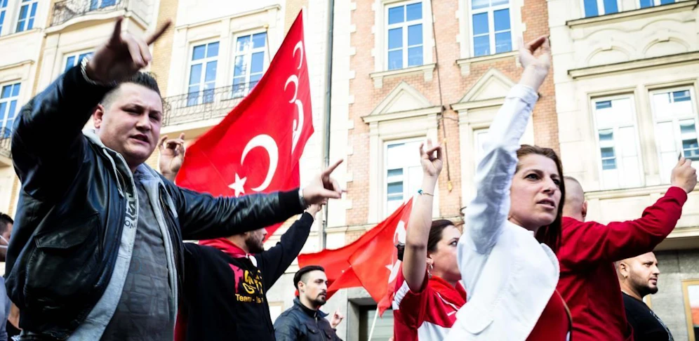 Aufmarsch von türkischen Nationalisten mit dem Wolfsgruß in München 2014.