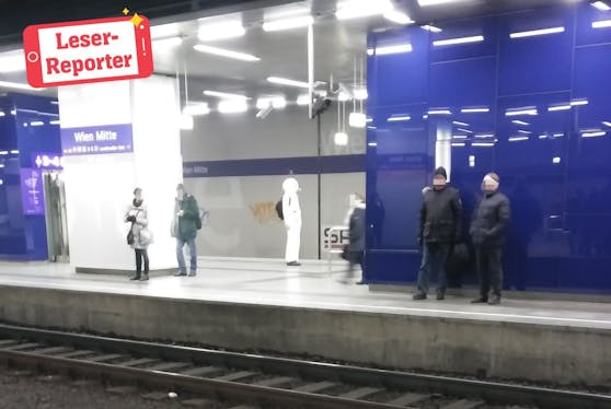 Am Bahnhof Wien Mitte erblickte ich einen Schneemann&quot;, so der Leserreporter.