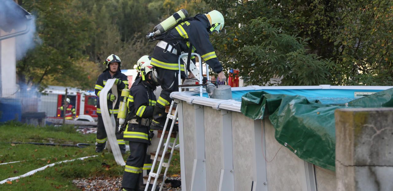 Heute.at - Brand auf Hof mit Pool-Wasser gelöscht