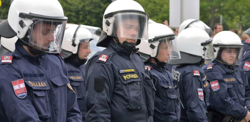 Die Beamten hatten in den Helm ihres Kollegen uriniert