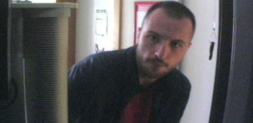 Der Täter ist flüchtig, die Polizei bittet um Mithilfe. 