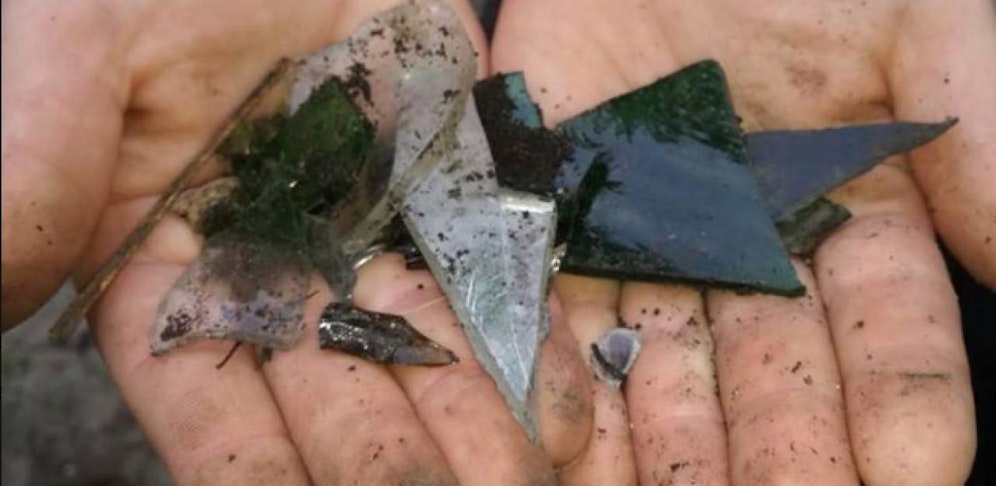 Bitte aufmerksam sein! In Linz Neue Heimat wurden grobe Glasscherben in die Hundeauslaufzone gesteckt.