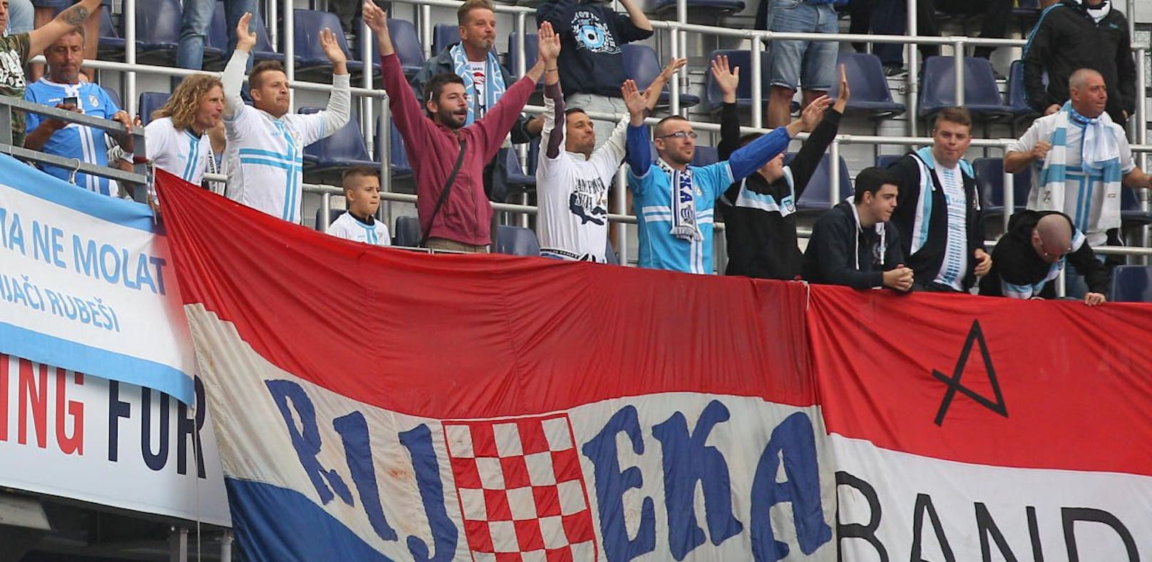 Fans von Rijeka in Salzburg. Ein anderer Fanbus wurde wegen Diebstählen aus dem Verkehr gezogen.