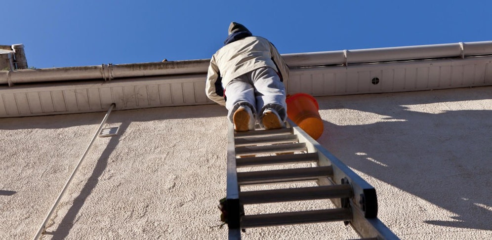 Der 43-jährige Familienvater stürzte vom Dach.