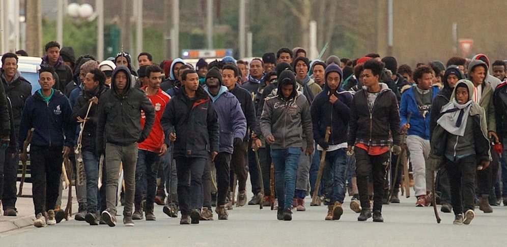 Die Migranten hatten sich mit Stöcken bewaffnet