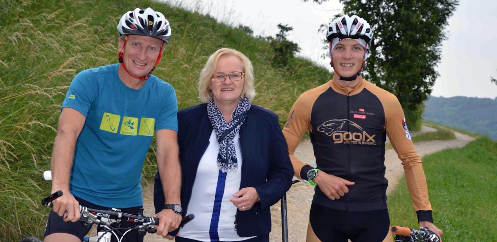 Die Naturfreunde-Landesvorsitzende und 3. Landtagspräsidentin Gerda Weichsler-Hauer mit Mountainbikern. (Foto: SPÖ)
