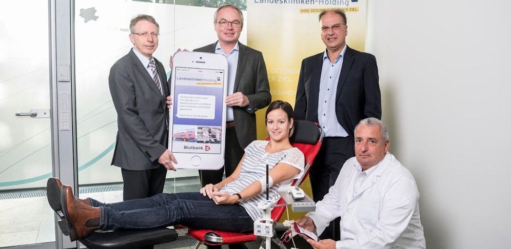 Dr. Helmut Krucher (Medizinischer Leiter Blutbank, UK St. Pölten), Landesvize Stephan Pernkopf, Primar Dr. Harald Rubey (Medizinischer Leiter Blutbank, LK Mistelbach-Gänserndorf), Blutspenderin Julia Teufner und Rudolf Köck (Organisatorischer Leiter Blutbank, UK  St. Pölten, von links).