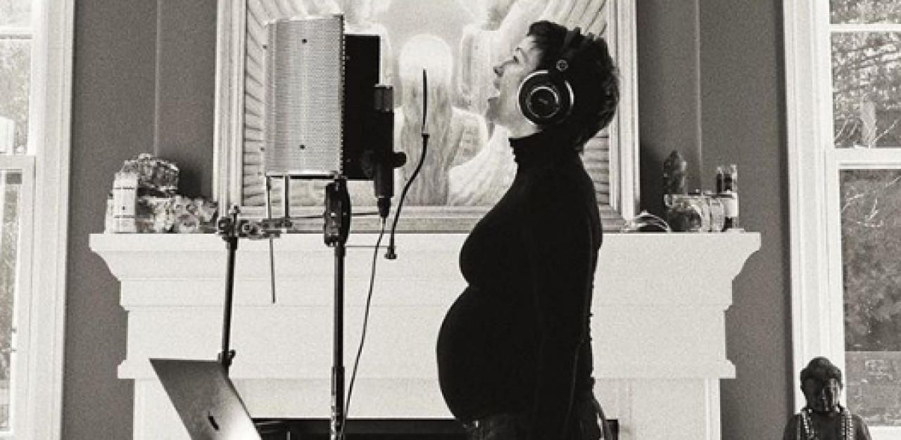 Heute.at - Alanis Morissette überrascht mit Babybauch