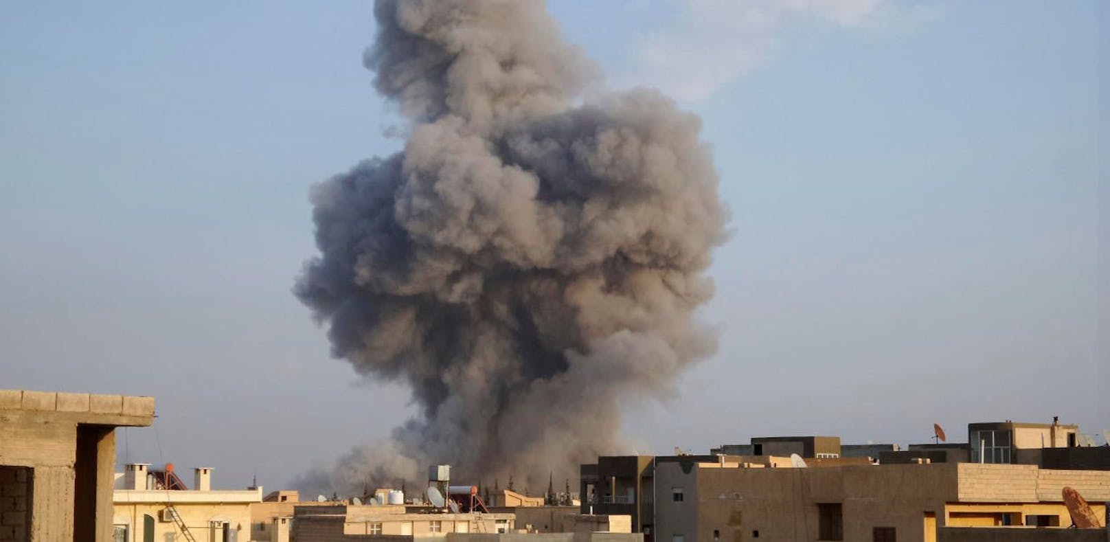 Die IS-Hochburg Raqqa in Syrien ist immer wieder das Ziel von Luftangriffen der Anti-IS-Koalition unter Führung der USA. (Symbolbild)