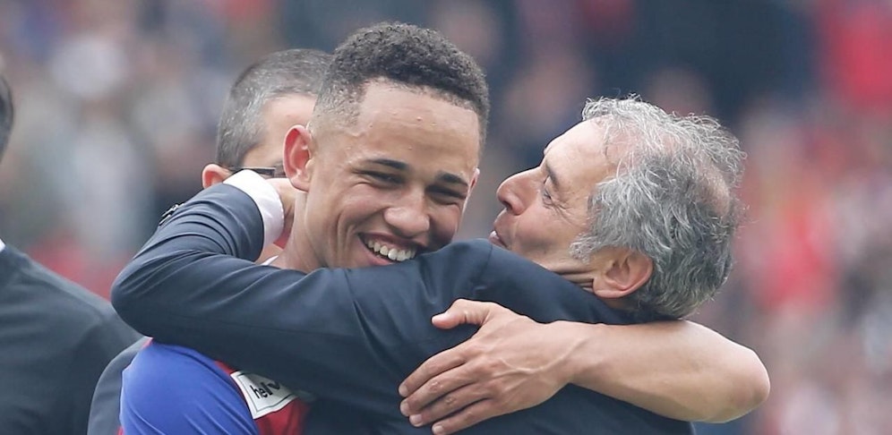 Trügerisches Bild: Das Verhältnis von Salzburg-Star Okafor und Ex-Teamchef Koller beim FC Basel war offenbar nicht das   beste. 