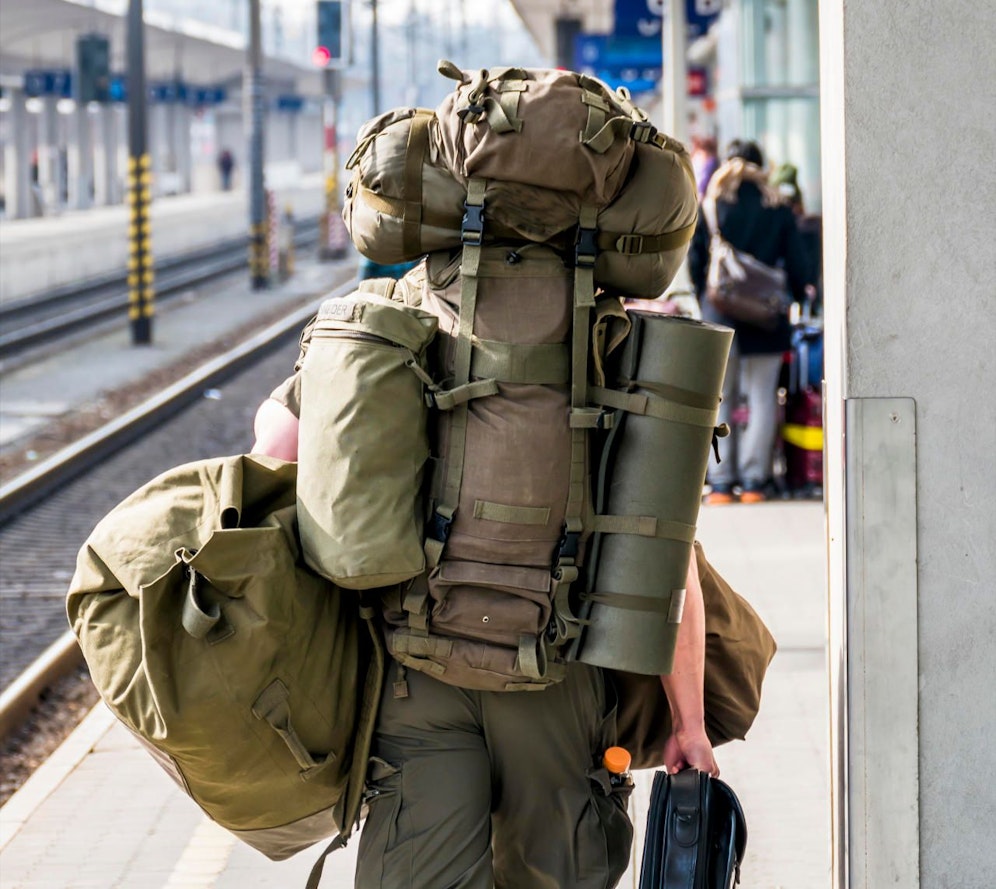 Ein Bundesheersoldat mit vollem Marschgepäck auf einem Bahnsteig in Linz. Symbolbild