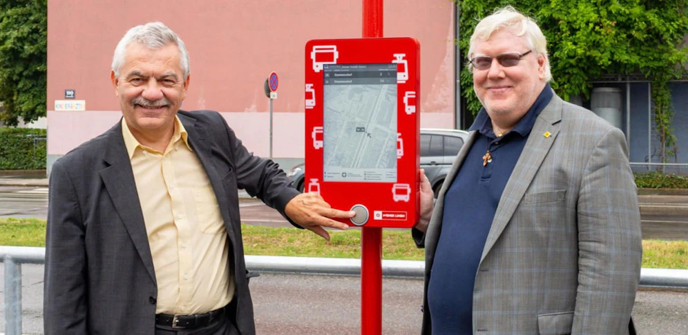 Wiener-Linien-Geschäftsführer Günter Steinbauer (l.) und Elmar Wilhelm M. Fürst, Vorstandsvorsitzender der "Hilfsgemeinschaft der Blinden und Sehschwachen Österreichs" bei einer E-Paper-Haltestelle. 