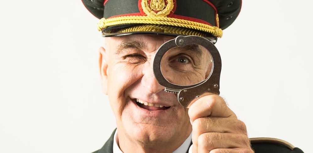 Mit Wiener-Schmäh entführt Manfred Satke sein Publikum hinter die Kulissen der Executive (credit: piks.at)