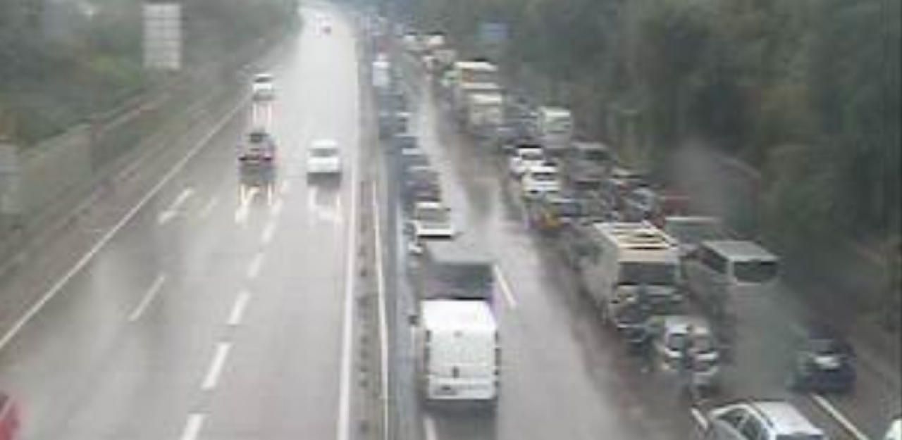 Heute.at - Schwerer Unfall auf der A9: Lkw kippte um