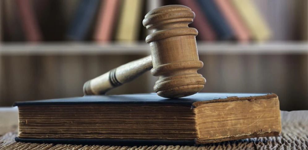 Ein Prozess erwartet die Frau.