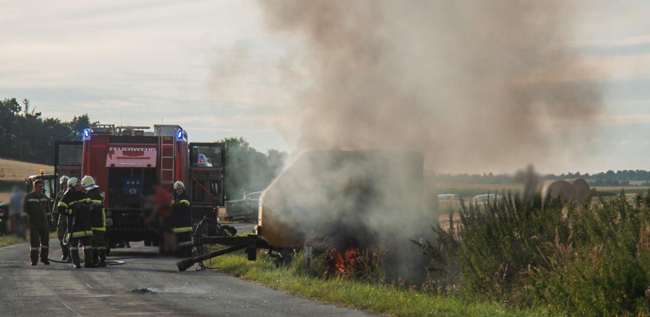 Heute.at - Strohpresse ging während Fahrt in Flammen auf