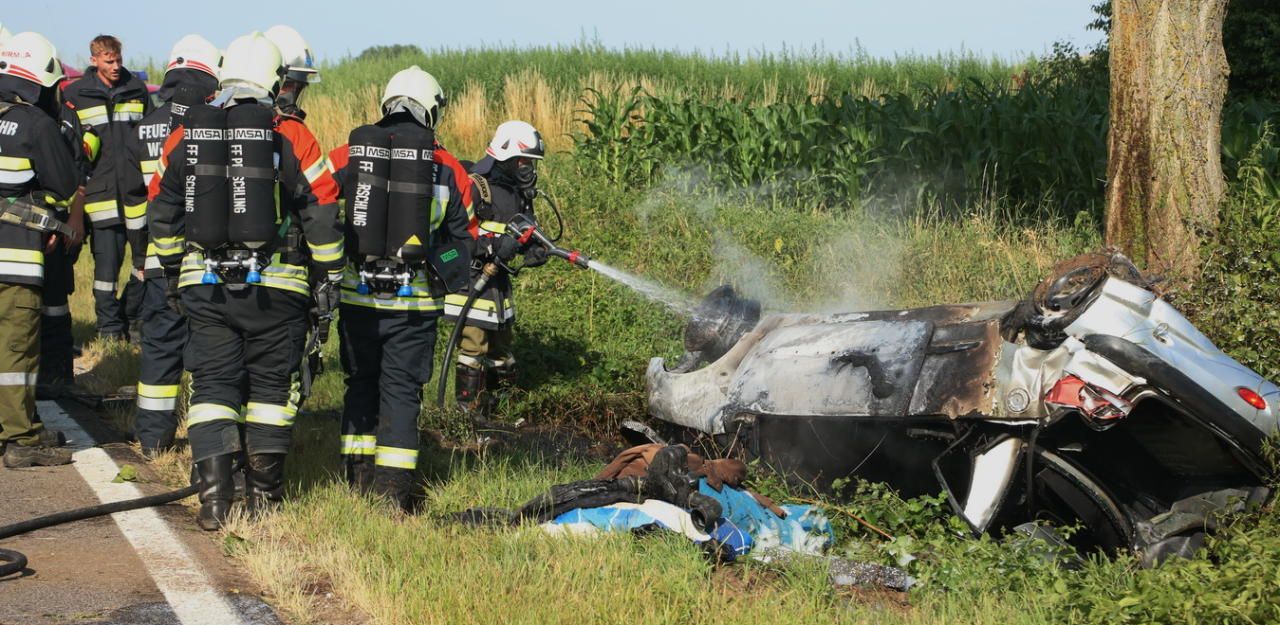 Heute.at - Pkw fing nach Überschlag Feuer: Lenker gerettet