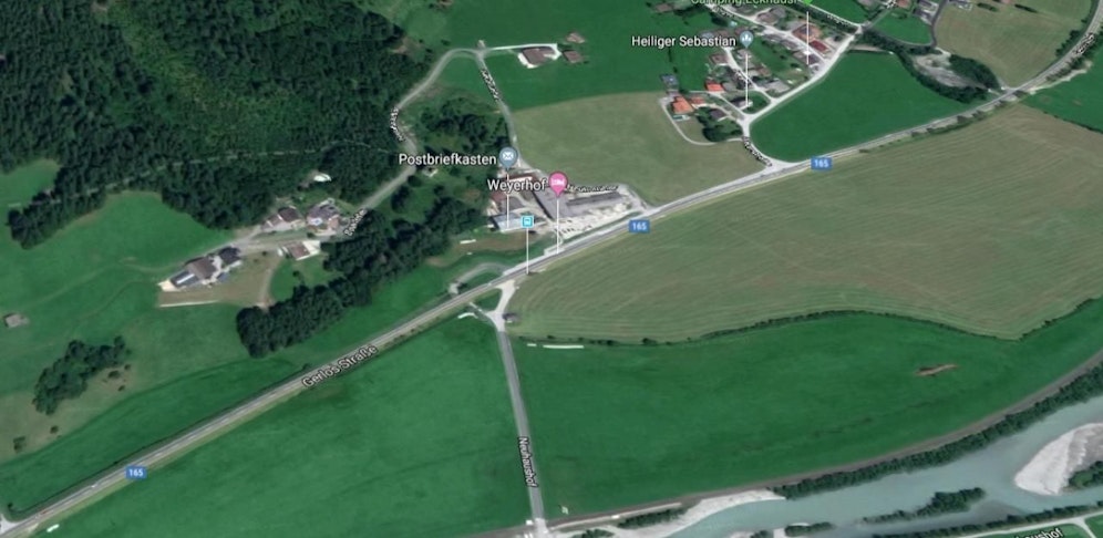 Auf der B165 kam es am Donnerstagnachmittag zu einem tödlichen Frontalcrash zwischen einem Pkw und einem Traktor. 