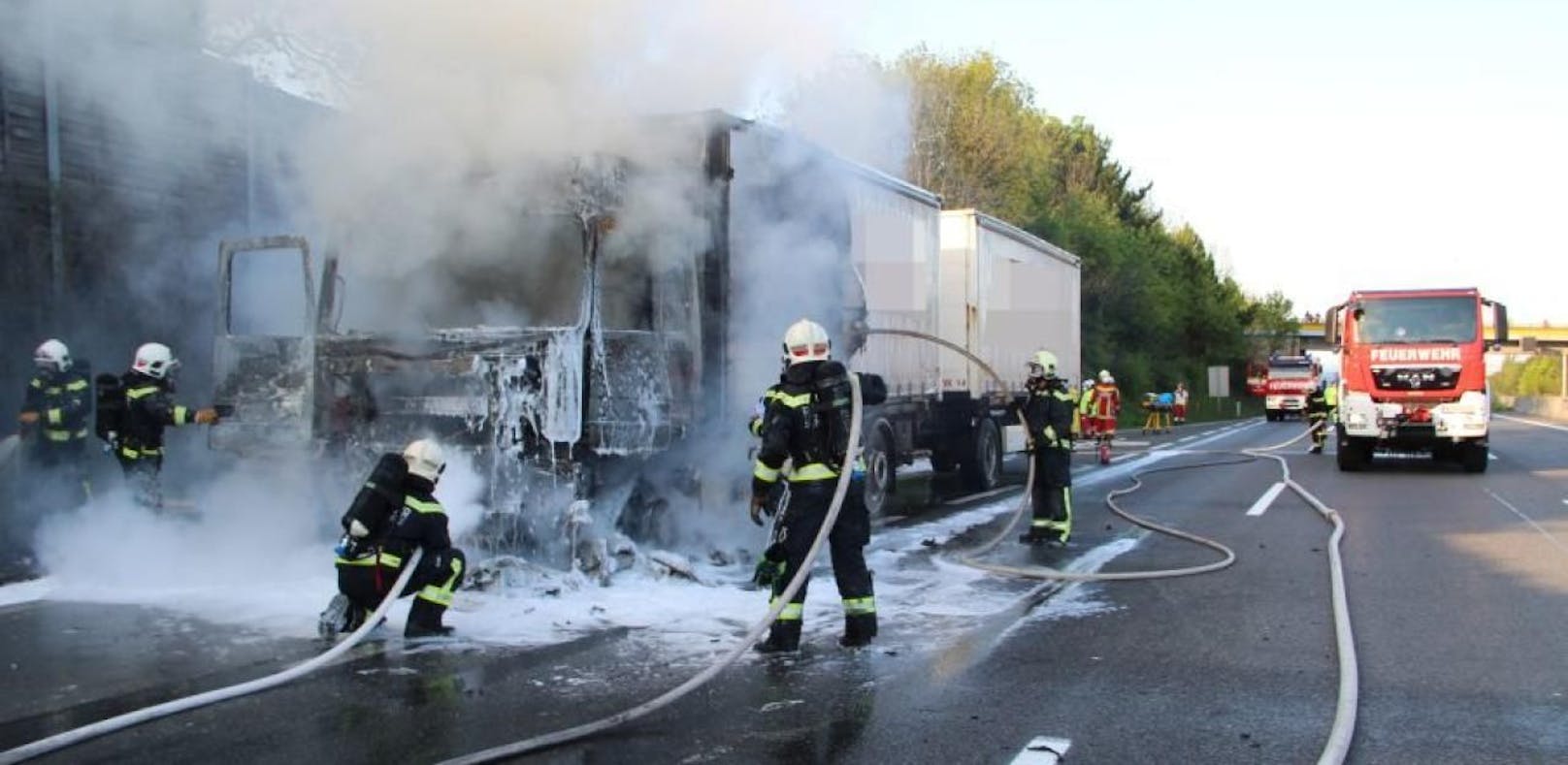 Lenker rettete sich aus brennendem Lastwagen
