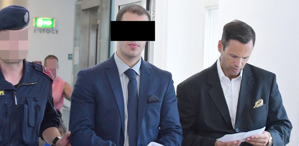 Der Beschuldigte, wie er im Vorjahr an der Seite von Anwalt Andreas Mauhart, in den Gerichtssaal geführt wurde (W.M.)