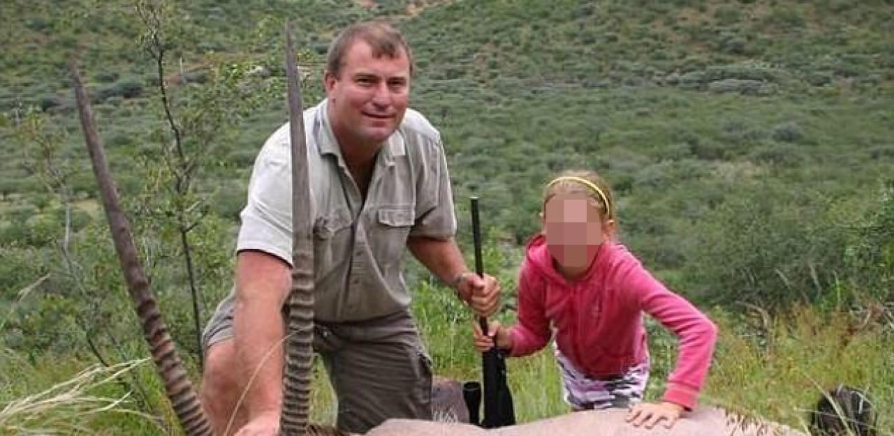 Heute.at - Jäger schießt Elefant, Elefant fällt auf Jäger - tot...
