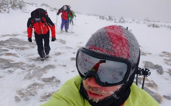 Bei 80 km/h Wind, Schneetreiben und Nebel stiegen die Bergretter zur Fischerhütte auf.